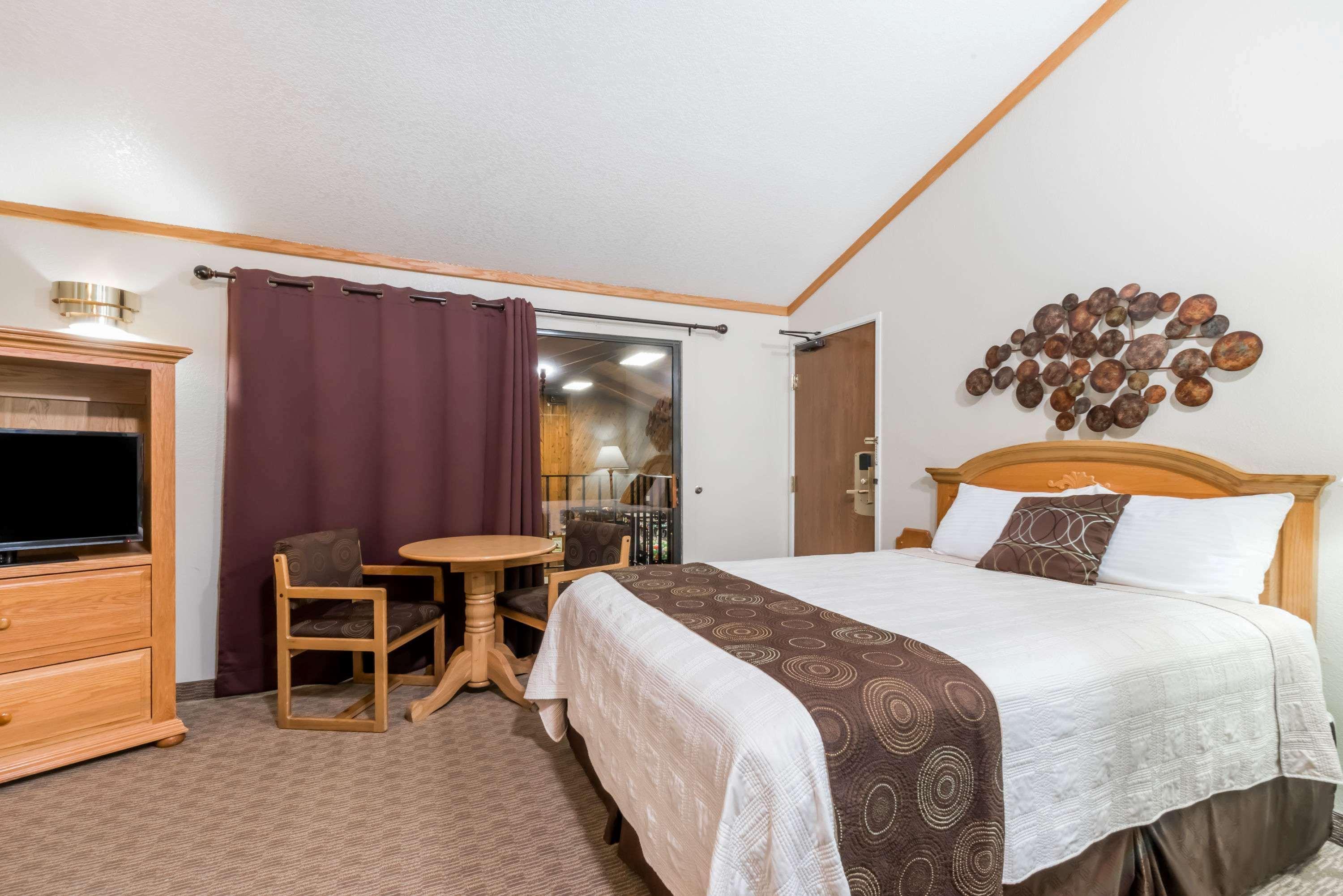 Super 8 By Wyndham Black Hills Area Hotel